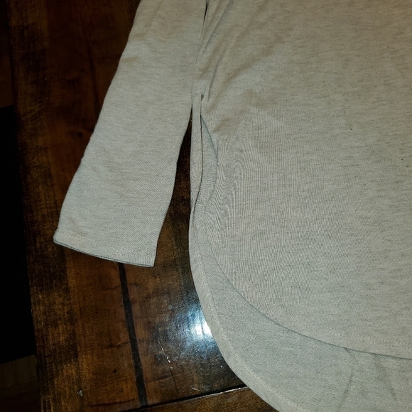Rounded Bottom Long Sleeve Oatmeal Colored Top with Split Sides Large - Picture 2 of 10